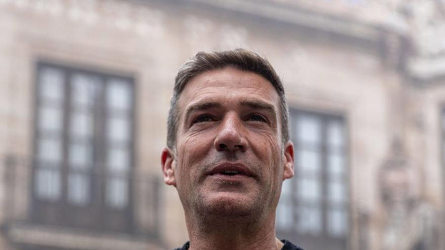 Luis Carrión, en Ipurúa, tras la victoria en el play-off ante el Eibar, arropado por los aficionados, en junio de 2024; y a la salida de la reunión en el hotel Reconquista con el Oviedo, para tratar su fallida renovación. | DAVID CABO