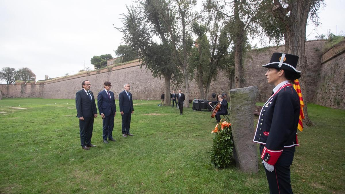 Josep Rull, actual presidente del Parlament, en la ofrenda al President Companys en el castillo de Montjuïc junto a Salvador Illa y Jaume Collboni