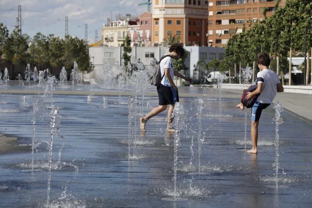 Visitantes y residentes combaten el calor