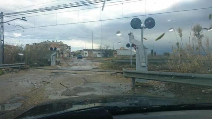 El viento arranca la valla de un colegio y un paso a nivel