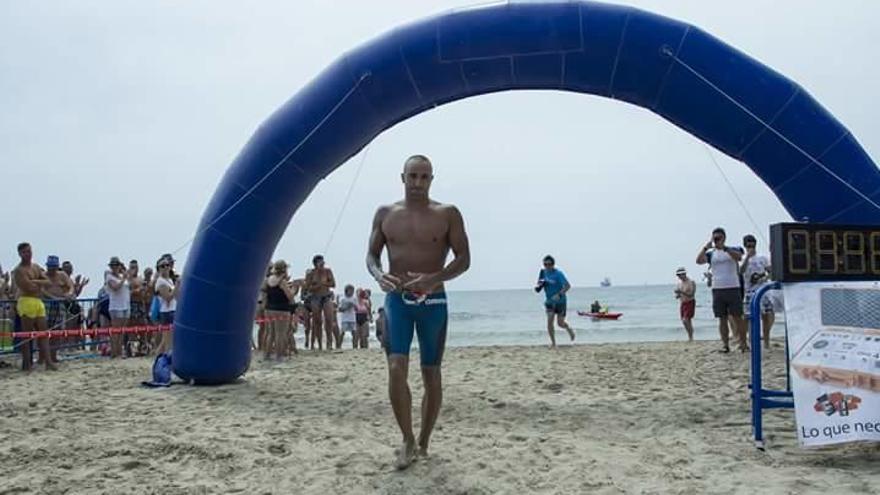 Larrosa se adjudica la travesía a nado Tabarca-Alicante de 21 kilómetros