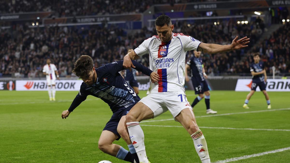 Lyon (France), 19/03/2026.- Roman Yaremchuk (R) of Olympique de Lyon and Sergio Carreira (L) of Celta Vigo in action during the UEFA Europa League round of 16 second leg soccer match between Olympique de Lyon and Celta Vigo in Lyon, France, 19 March 2026. (Francia) EFE/EPA/GUILLAUME HORCAJUELO