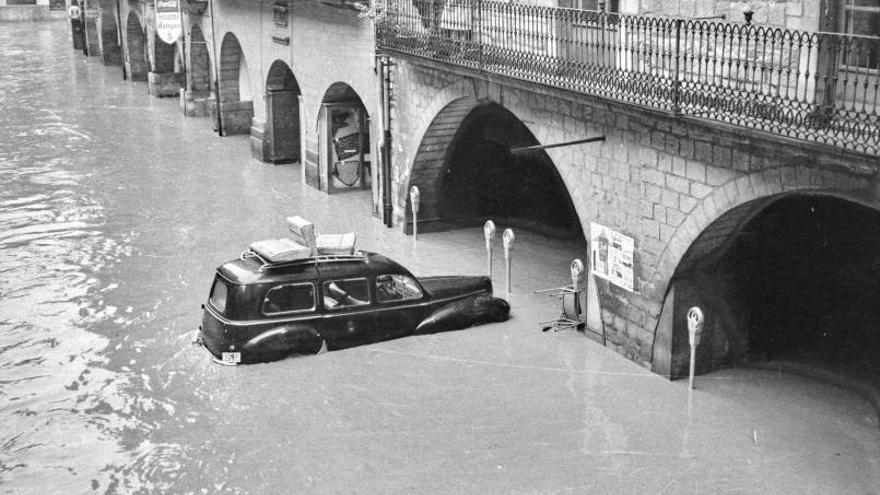 1 Reproducció del retrat del senyor Quintana davant del seu taxi en un carrer, possiblement de la ciutat de Girona (1935). F  | AJUNTAMENT DE GIRONA/CRDI (SALVADOR CRESCENTI MIRÓ)    