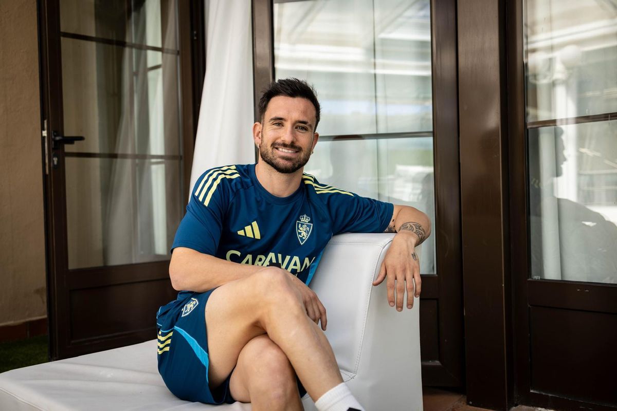 Sebas Moyano posa tras la entrevista con EL PERIÓDICO DE ARAGÓN