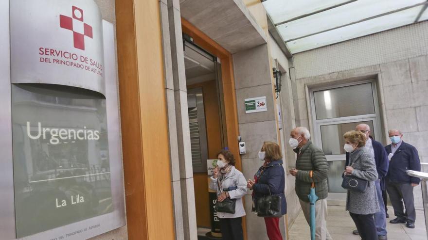 Colas para vacunarse en un centro de salud.