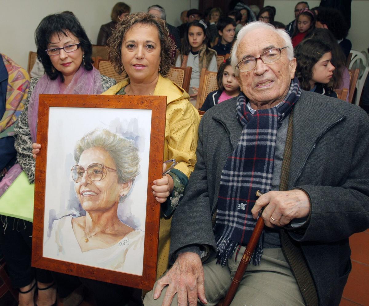 EL ESCRITOR XOSE NEIRA VILAS EN EL DIA DEL ANIVERSARIO DE LA MUERTE DE SU MUJER ANISIA MIRANDA EN DONDE LA HAN RECORDADO CON POEMAS Y MUSICA EN SU ALDEA DE GRES EN VILA DE CRUCES. XOAN ALVAREZ.