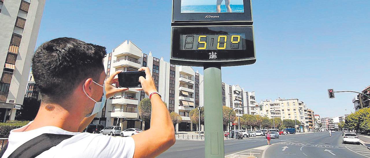 Un termómetro marca 50º en Córdoba, en una imagen de archivo.