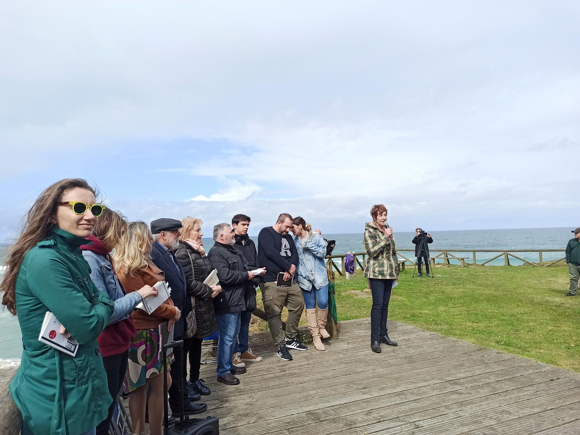 El mirador sobre La Ñora se llena de versos y canciones: así fue el recital poético en la playa de Quintueles