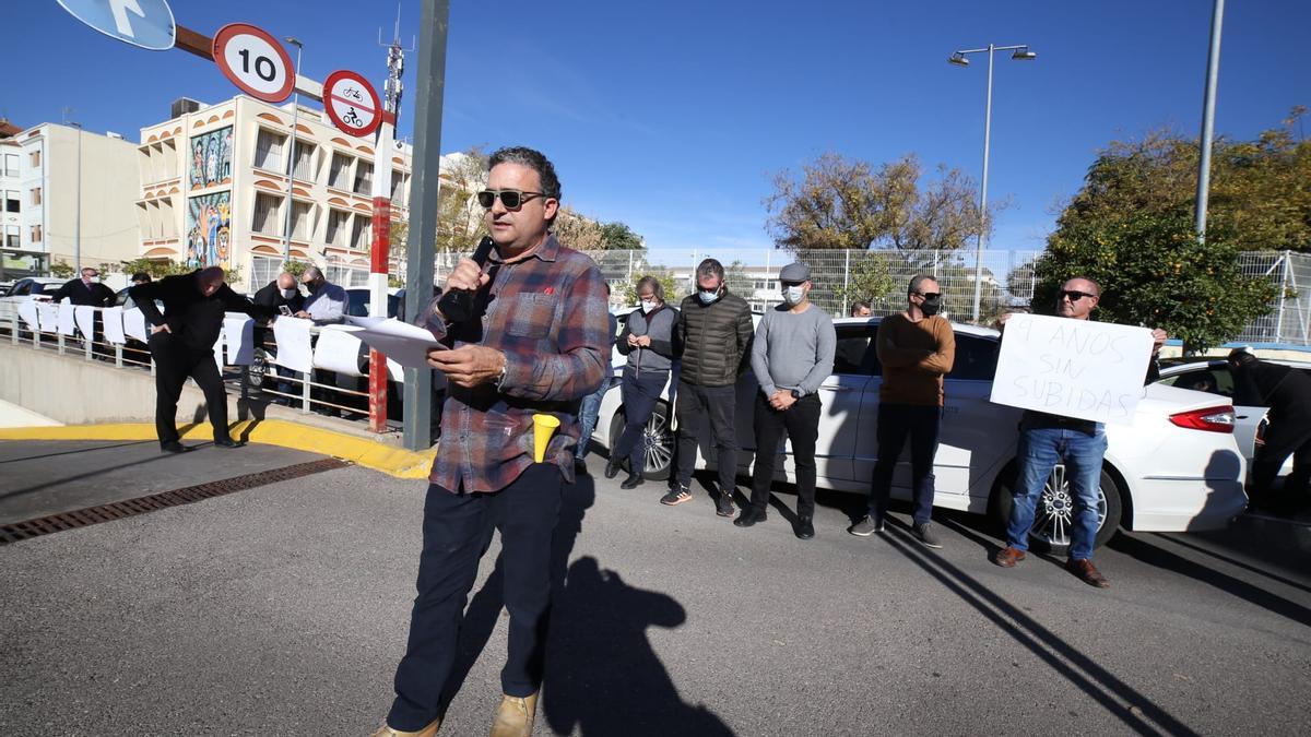 Artola, leyendo el manifiesto enfrente de la Conselleria de Transportes, en la avenida del Mar.