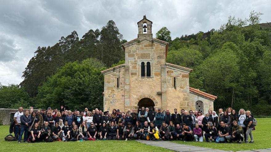 El grupo de participantes en la etapa, ayer, ante San Salvador de Valdediós. | C. V.