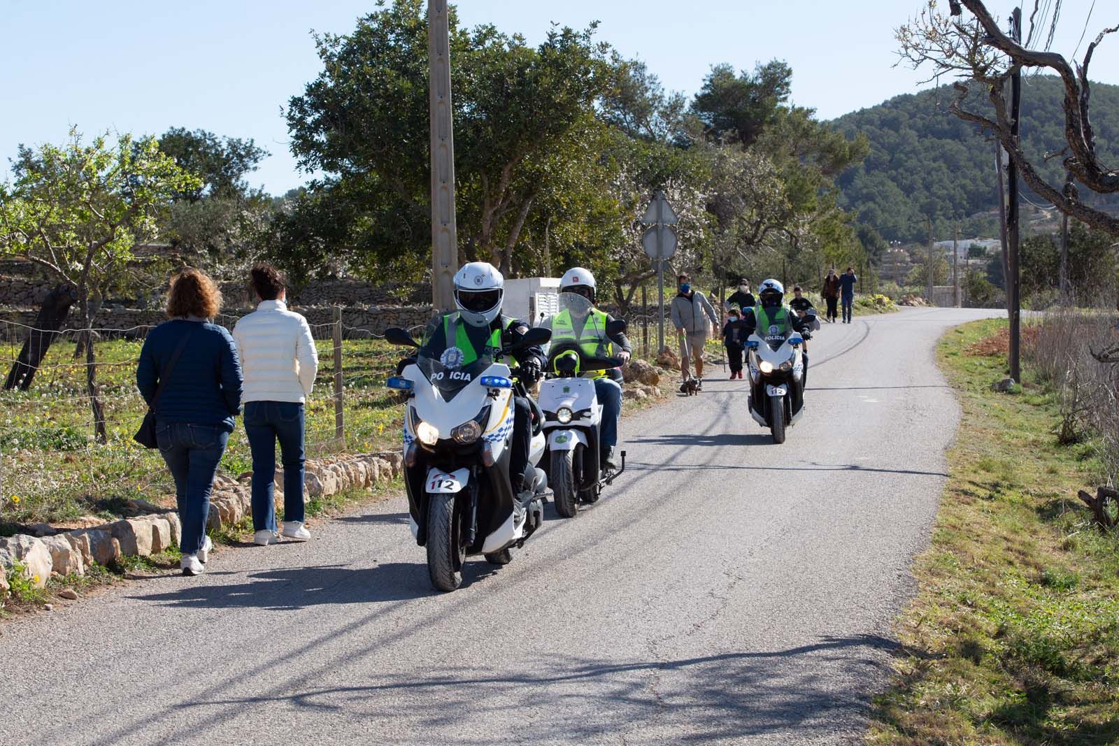 Paseo vigilado entre los almendros