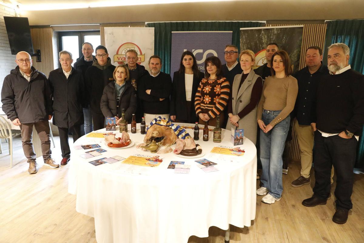 La concejala de Turismo y Comercio, Raquel Ruiz, junto a la concejala de Cultura y Festejos, Yolanda Alonso, y algunos de los patrocinadores y hosteleros participantes en el Menú de Antroxu.