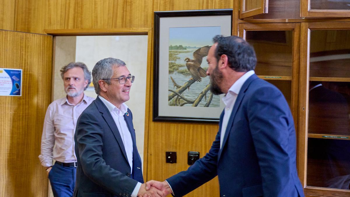 El secretario de Estado de Medio Ambiente, Hugo Morán (derecha), saluda al viceconsejero de Aguas del Gobierno de Canarias, Marcos Lorenzo