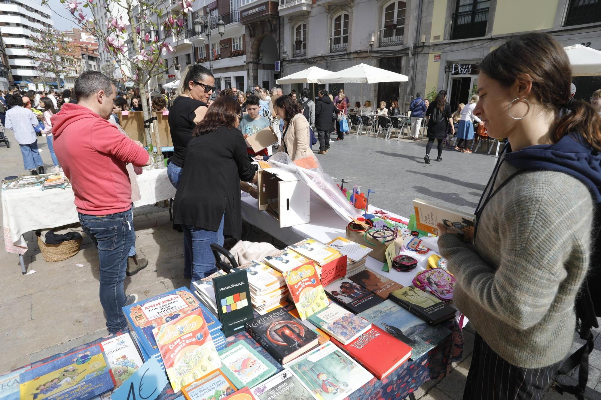 EN IMÁGENES: Así ha sido el mercadillo escolar de Avilés para recaudar dinero para su viaje de estudios