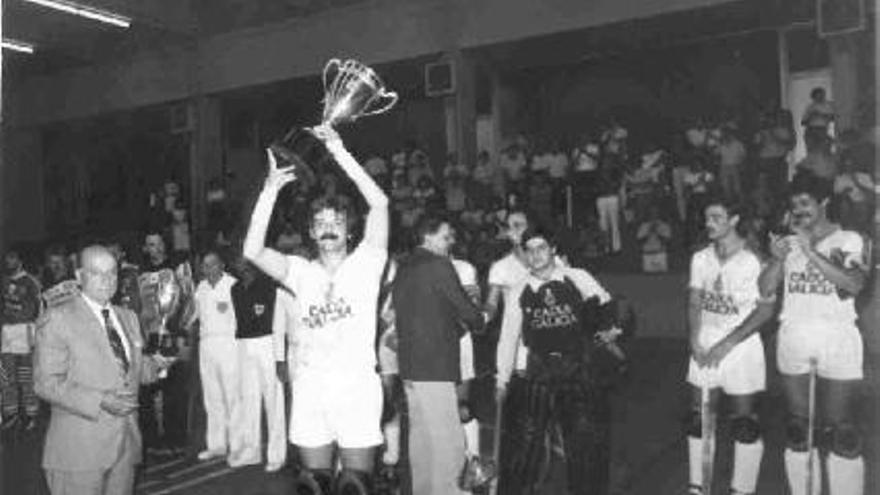 Carlos Gil, capitán del Liceo, levanta el primer título del club, la Copa del Rey de 1982.