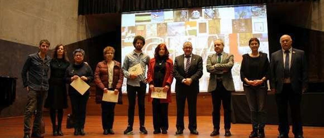 Los artistas Juan Fernández, Mónica Dixon, Inma García, Covadonga Álvarez-Cienfuegos, Luis Hernando y Klara Konkoly; el alcalde de Valdés, Simón Guardado; el jefe de la zona Occidente de Caja Rural de Asturias, José Ramón González; la directora del Museo Barjola y miembro del jurado, Lidya Santamarina, y el concejal de Cultura, Gumersindo Cuervo, ayer, en Luarca.