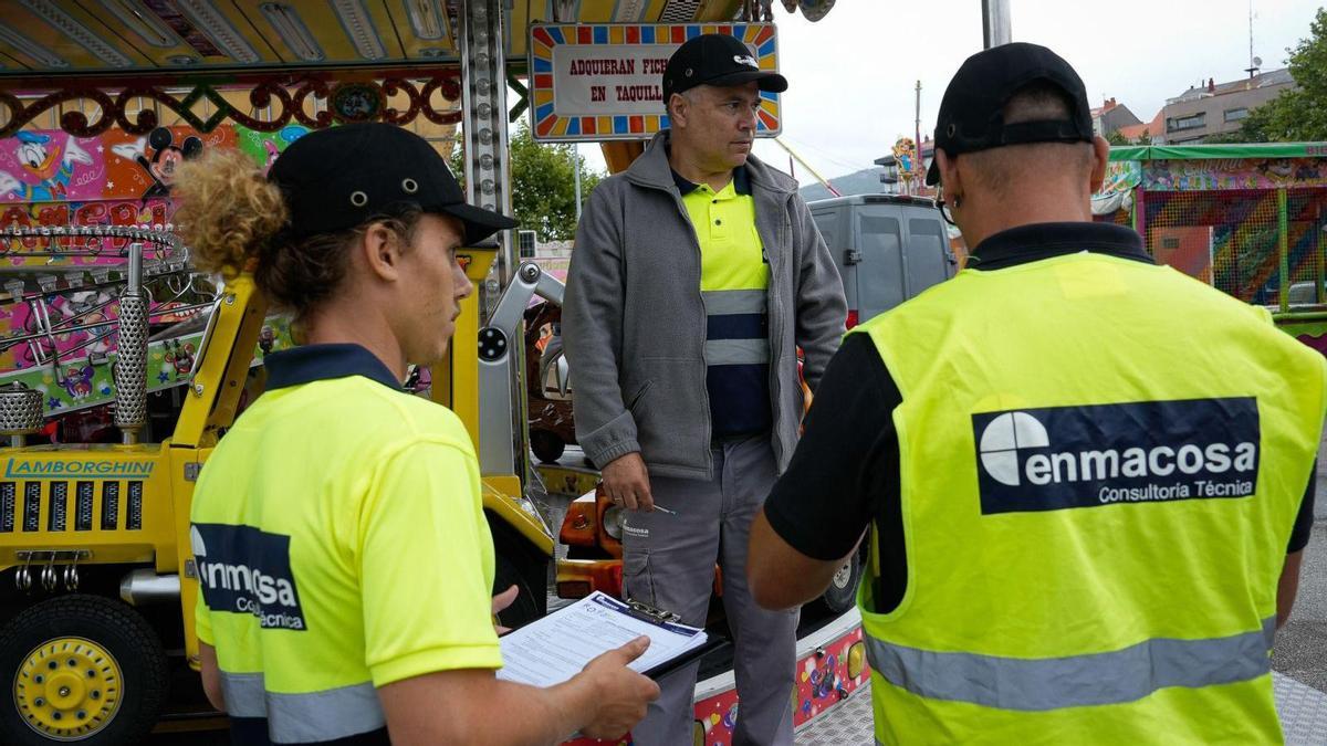Técnicos de Enmacosa, la empresa contratada por el Concello, ayer en la zona TIR.