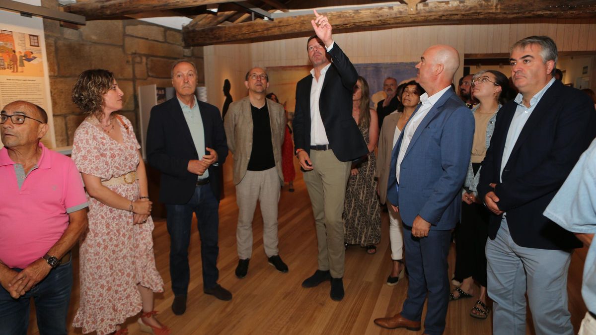 El conselleiro José López Campos señala una de las vigas de madera de castaño de la Sala Urbano Lugrís.