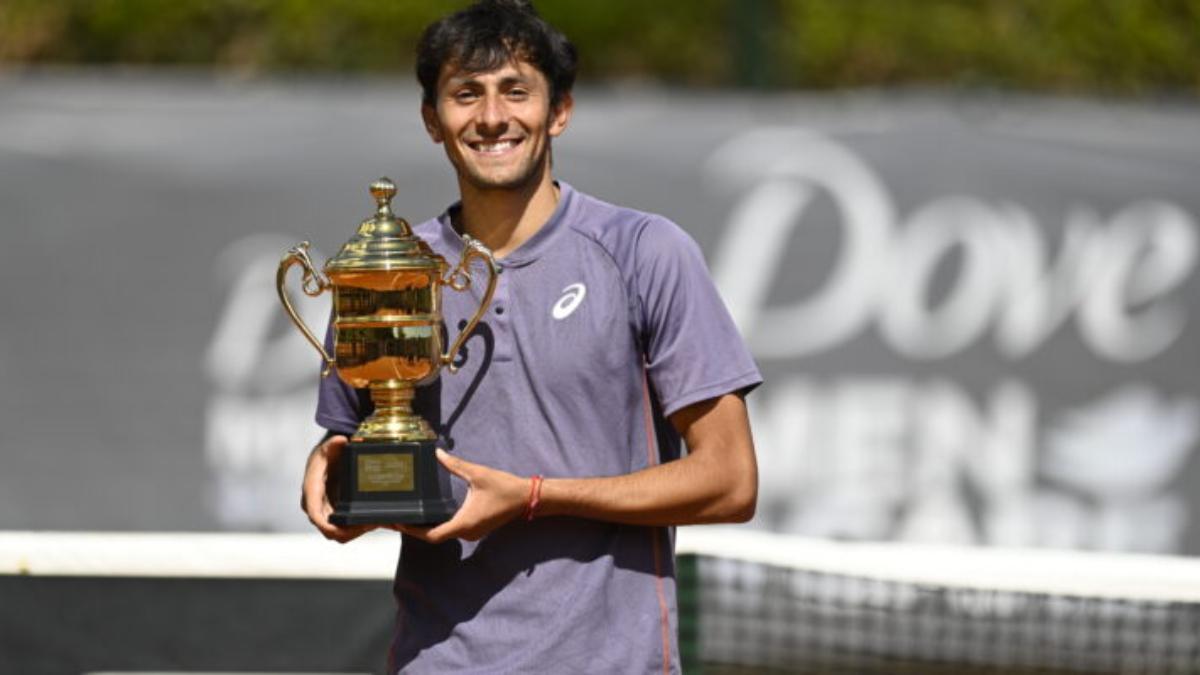 Emilio Nava con uno de los tres trofeos este año