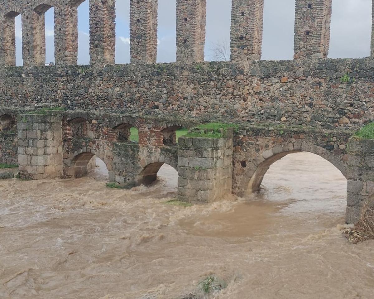 Las lluvias multiplican el caudal del río Albarregas.