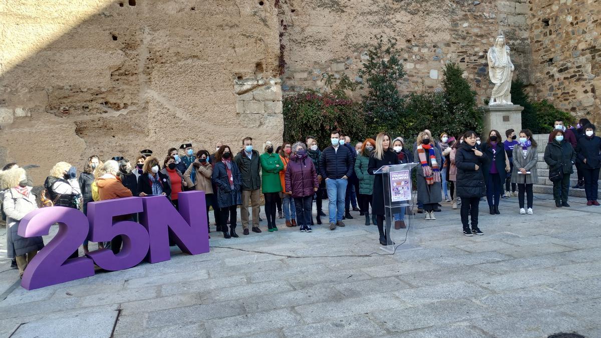 El Ayuntamiento de Cáceres conmemora el 25N con reparto de flores color malva y una canción contra la violencia machista