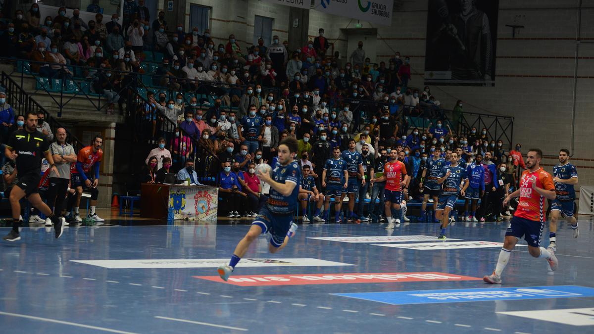 Dani Fernández, en el partido ante Benidorm, volvió con el grupo tras su debut con Los Hispanos.