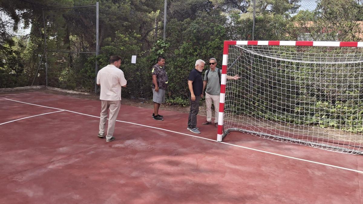 Zona deportiva en la urbanización La Loma, en Chiva.
