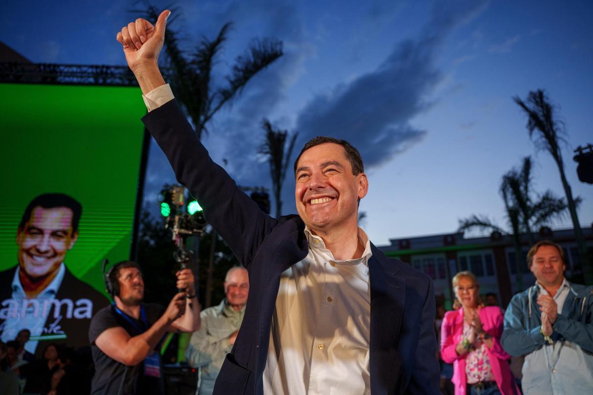 El presidente del PP-A y candidato a la reelección de la Presidencia de la Junta, Juanma Moreno, celebra el fin de fiesta tras el mitin de cierre de campaña celebrado en Málaga. A 15 de mayo de 2026 en Málaga (Andalucía, España).