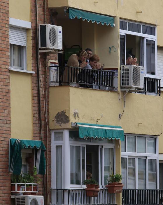 Aplausos en la calle Barca, esta semana.