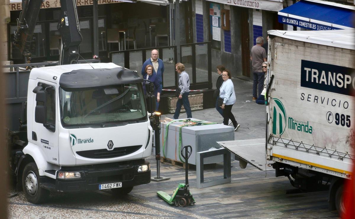 Algunos transeúntes, esta mañana, a escasos metros de la caja fuerte.