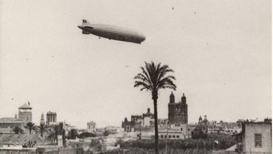 El Graf Zeppelin a su paso por Gran Canaria.