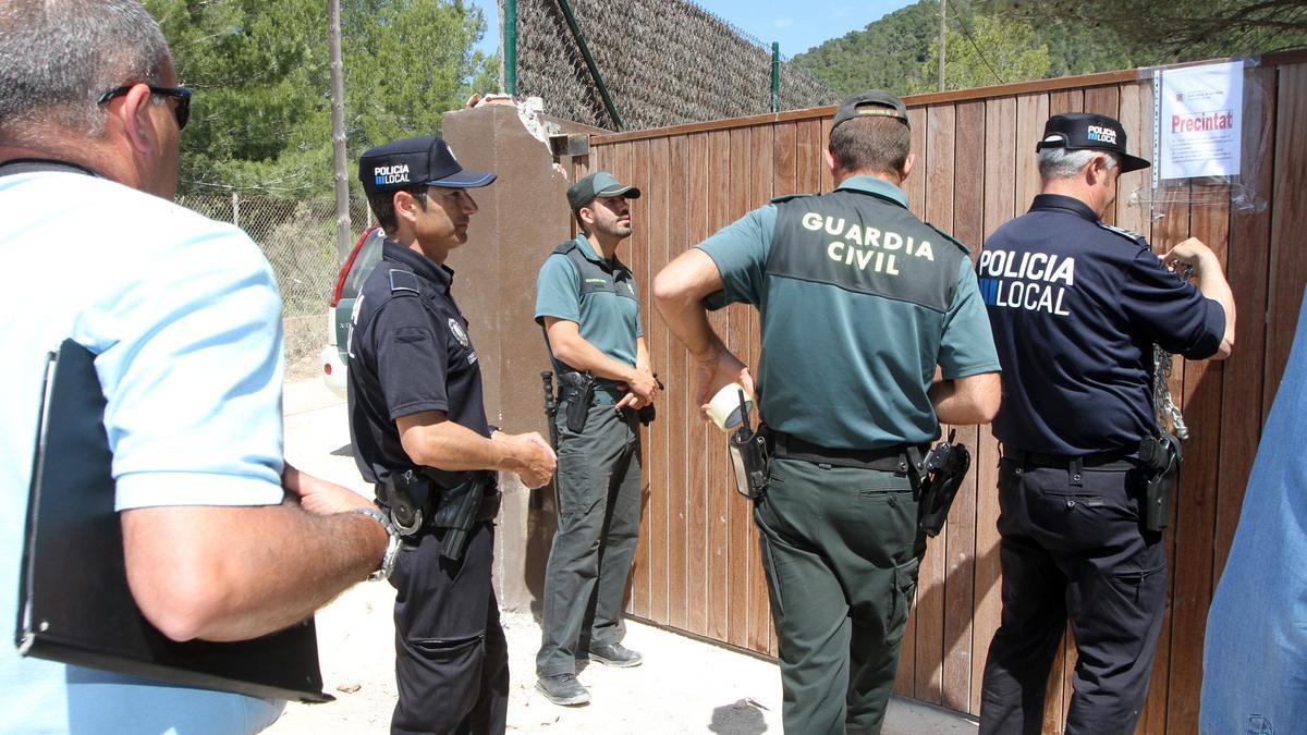 Agentes de la Policía Local y la Guardia Civil precintan el acceso a Casa Lola, en una imagen de archivo.