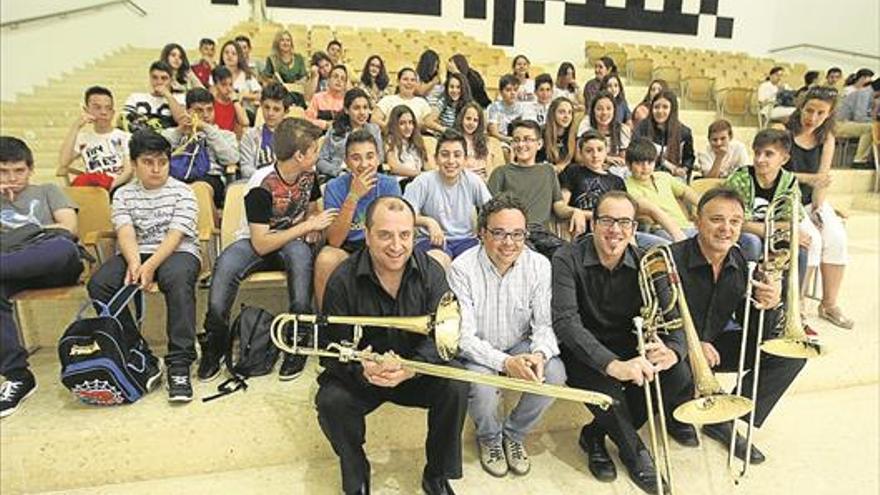 Unos 500 escolares se acercan a la música clásica con la Orquesta