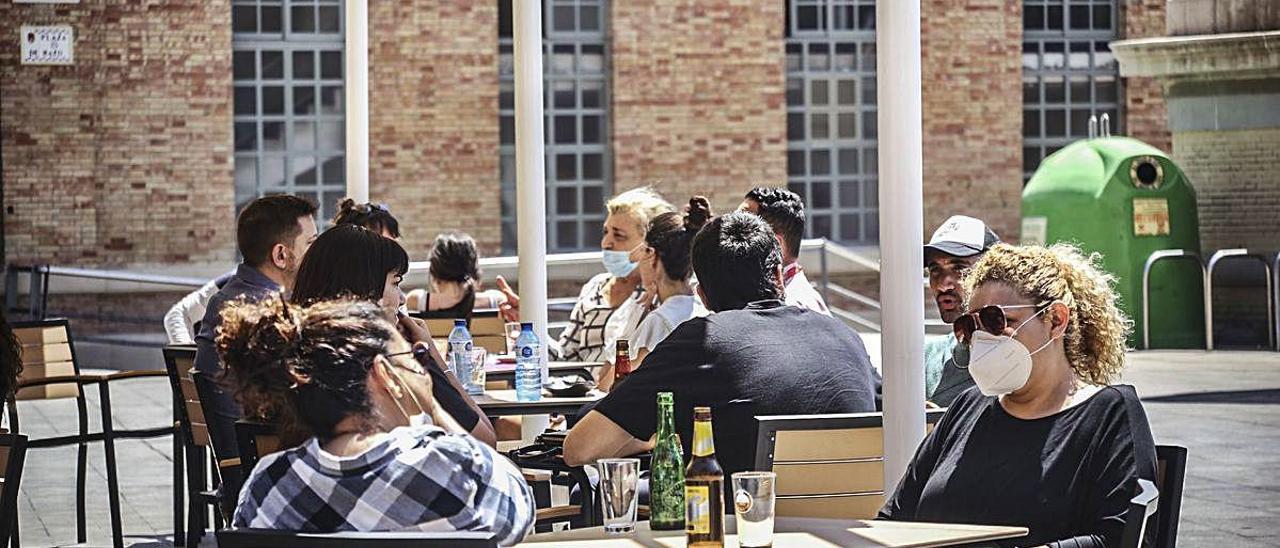 Clientes en una terraza del centro de Alicante.