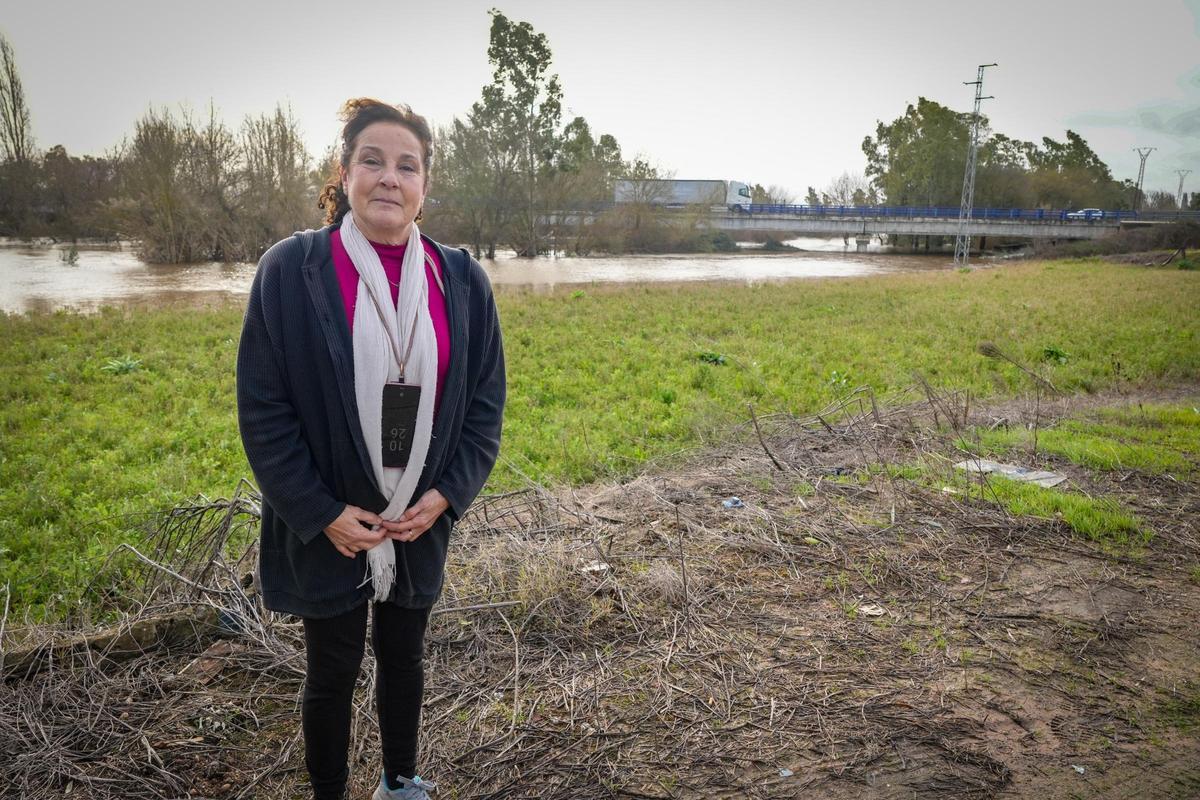 María José Romero junto al puente sobre el río Gévora.