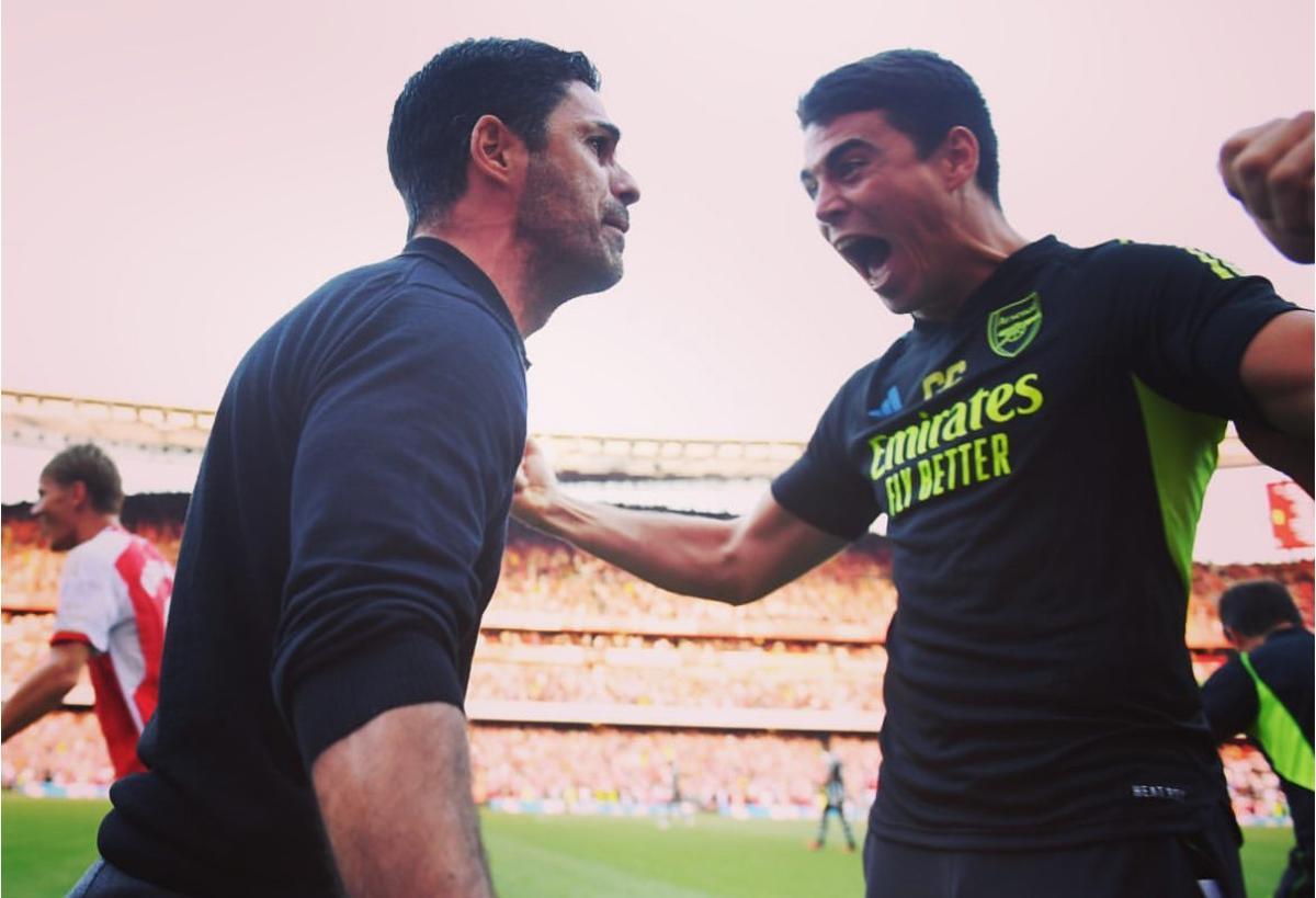Carlos Cuesta con Mikel Arteta