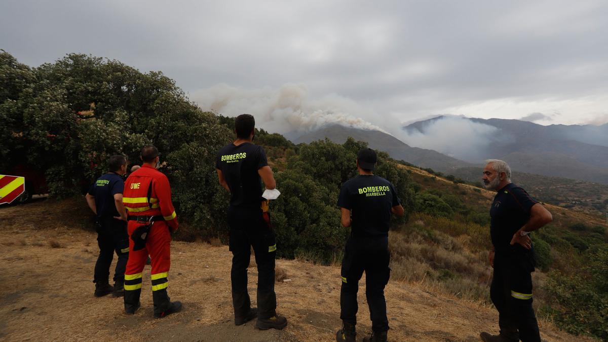 El incendio en Sierra Bermeja, visto desde El Cerró Silla de los Huesos, en Casares.