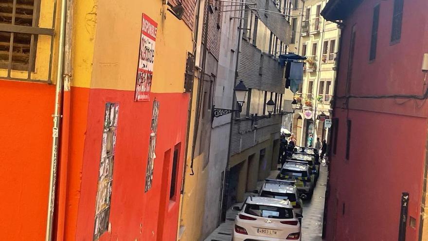Un gran despliegue policial en la calle Carta Puebla revoluciona el Antiguo