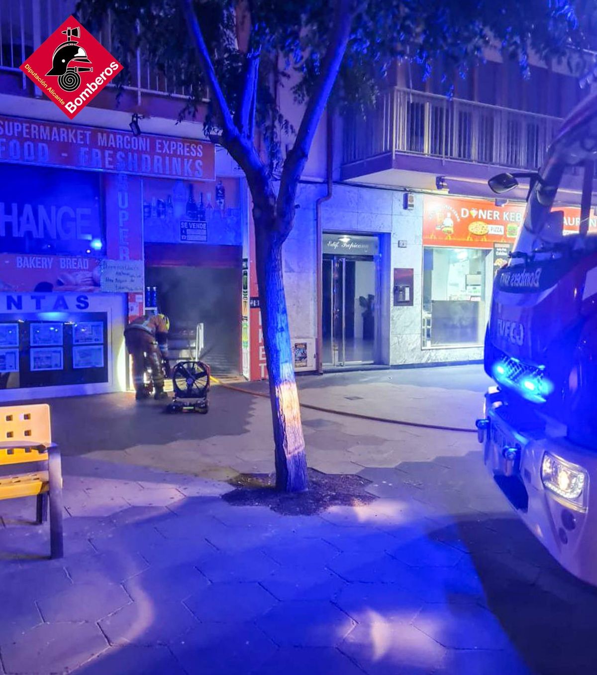 Un incendio en un supermercado de Benidorm moviliza a Bomberos y Policía de madrugada