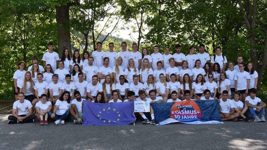 Fotografía de grupo de los participantes de los seis municipios hermanados en Linden saluda Linden.