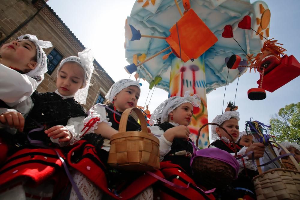 Pregón y desfile de carrozas en las fiestas del Bollo en Avilés