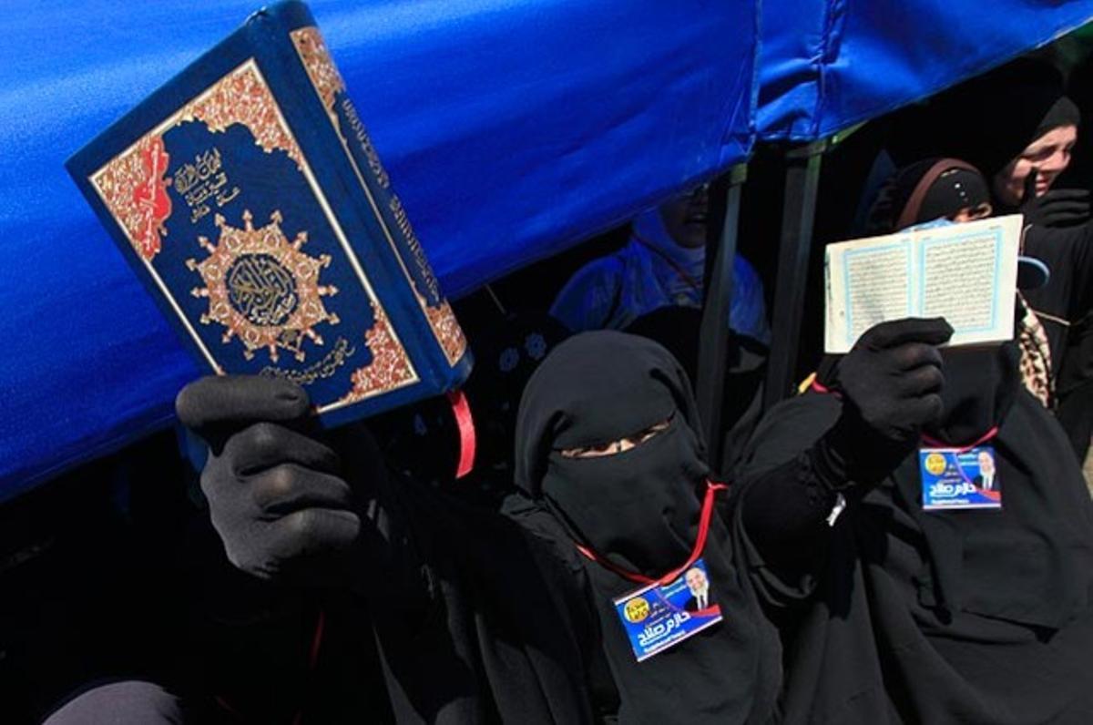 Partidàries de Hazem Abu Ismail, exclòs de la carrera presidencial perquè la seva mare tenia ciutadania americana, mostrant còpies de l’Alcorà a la plaça Tahrir del Caire (Egipte).