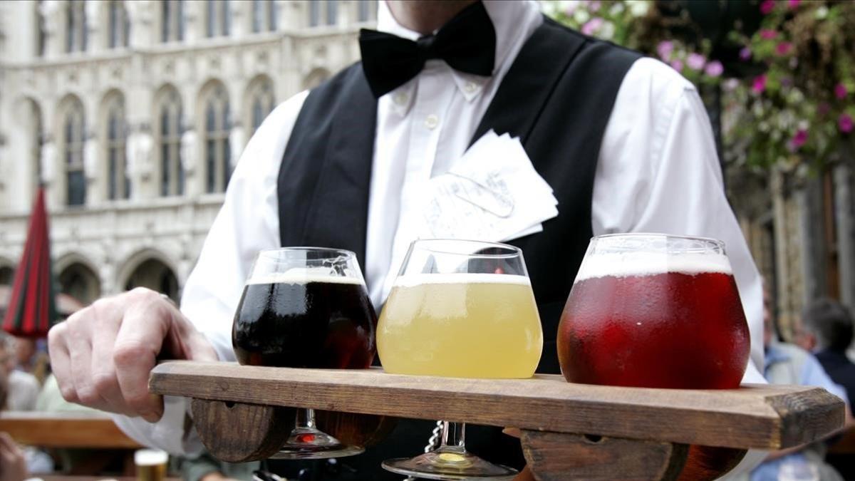 zentauroepp6874691 a waiter holds glasses of beer with the colours of the belgi191021135854