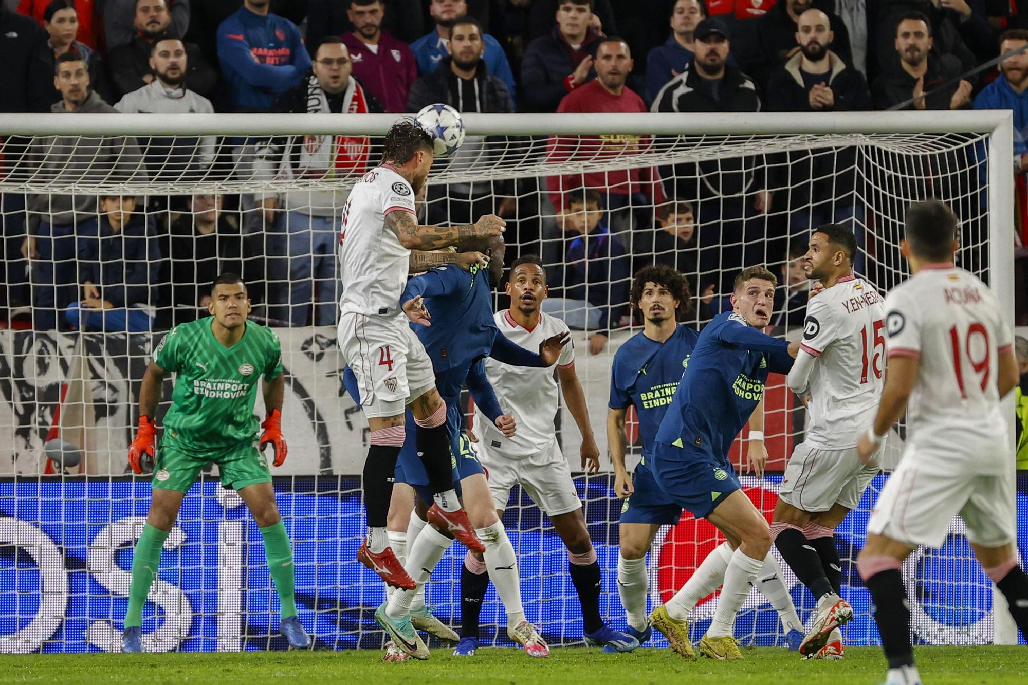 Sergio Ramos pone con ventaja al Sevilla al descanso (1-0)