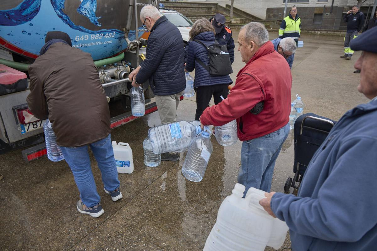 20260122 Veins de Sils agafen aigua potable d´un camió cisterna a causa que per culpa del temporal Harry, no tenen aigua potable a les llars.