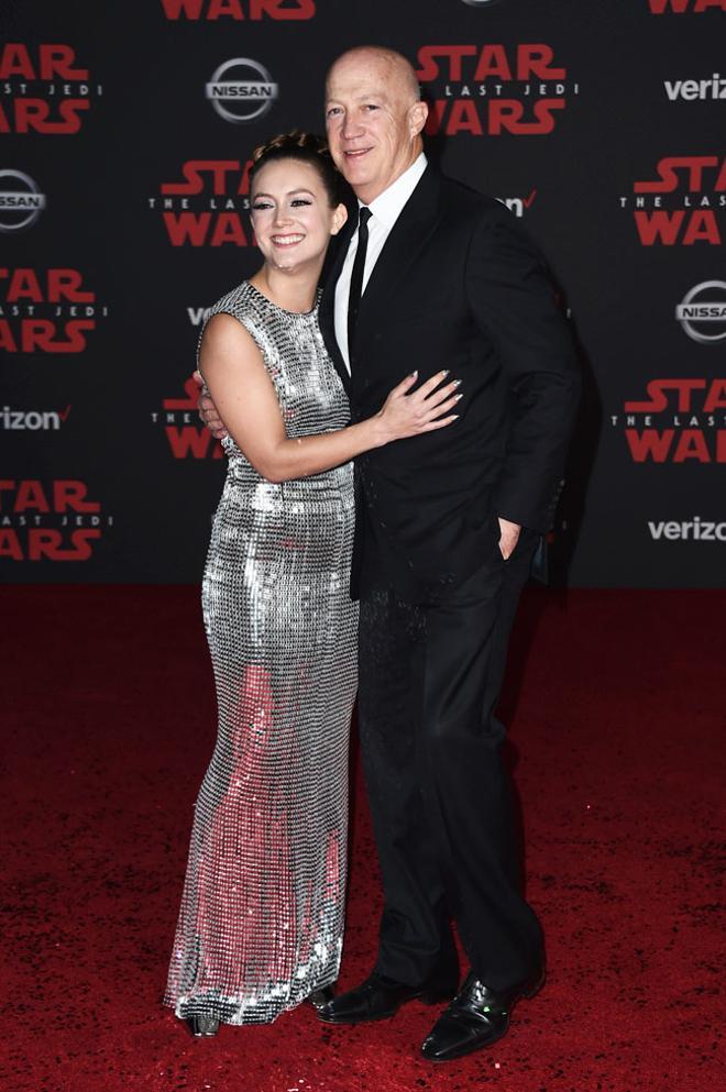 Billie Lourd junto a su padre Bryan Lourd en la 'premier' de 'Star Wars: los últimos Jedi'