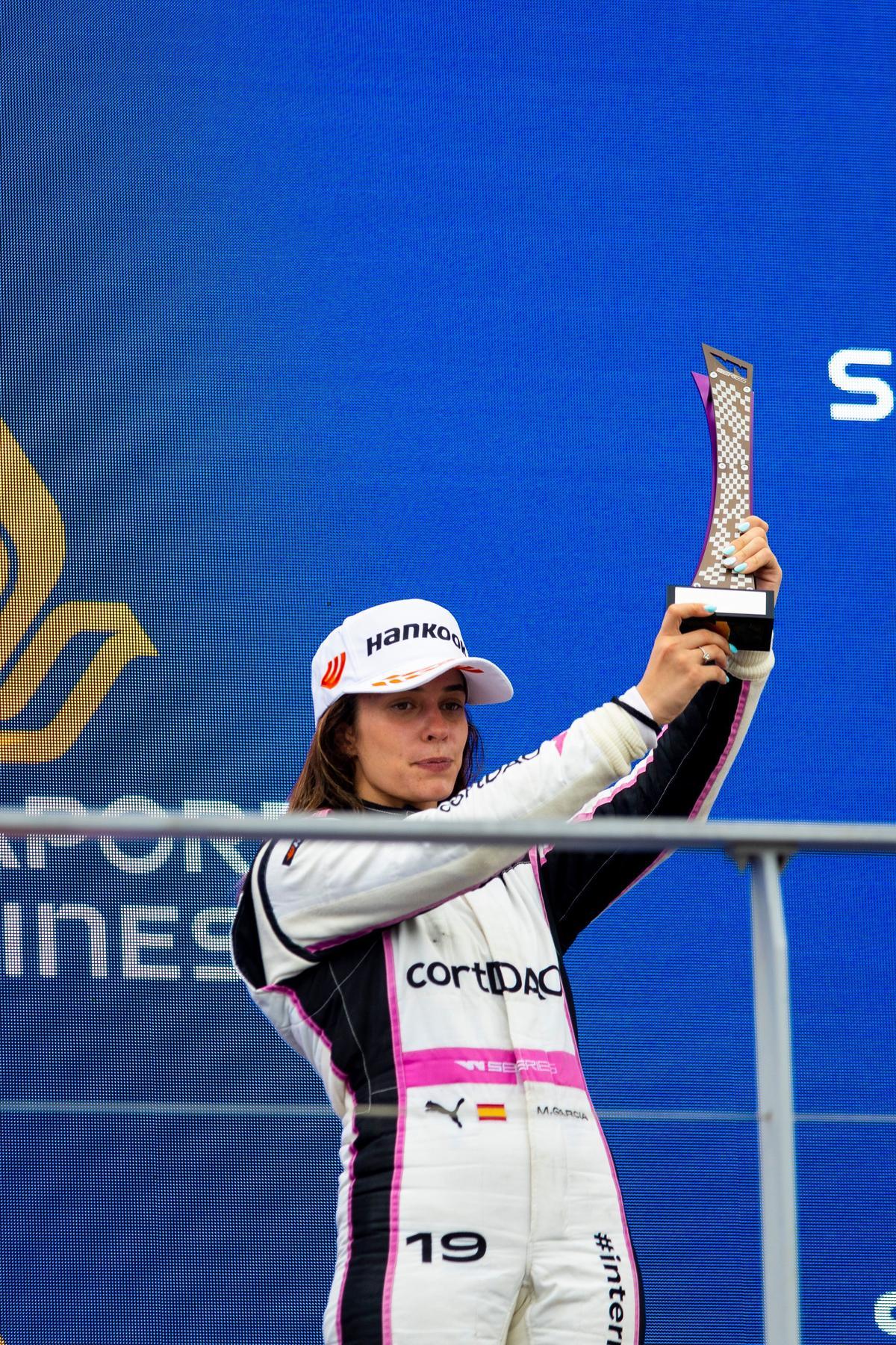 Marta García, en el podio de Singapur
