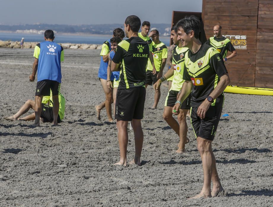 El equipo ha llevado a cabo una distendida sesión de trabajo a la orilla del mar con la única ausencia de Manuel Sánchez