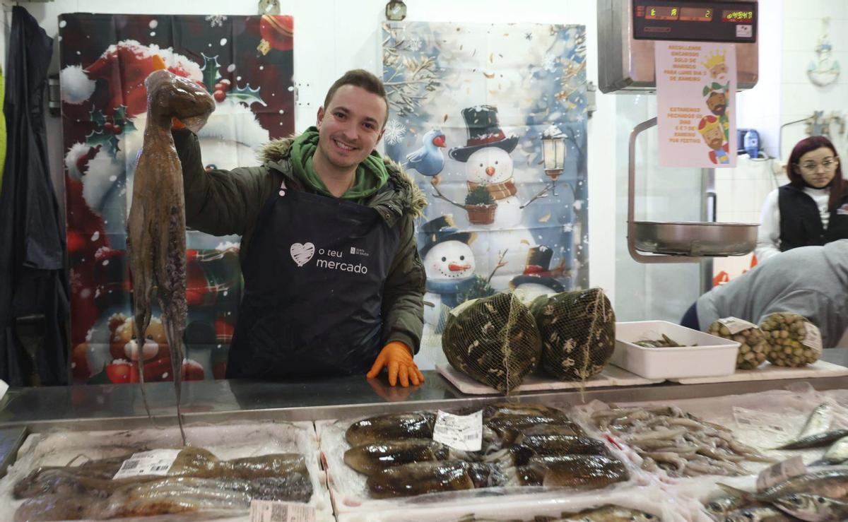 Un joven vendedor de la
plaza de abastos de
Pontecesures mostrando
un pulpo. |  Noé Parga