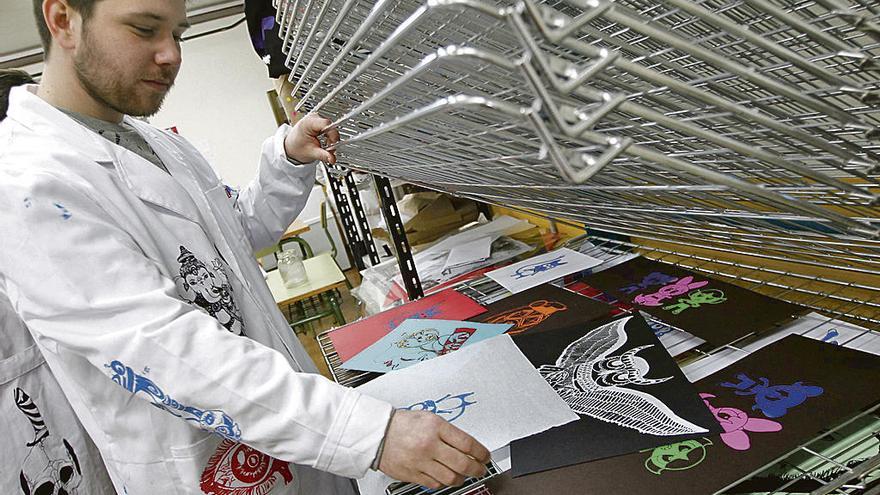 El alumno de Formación Profesional Sergio Remis, en el taller de impresión.